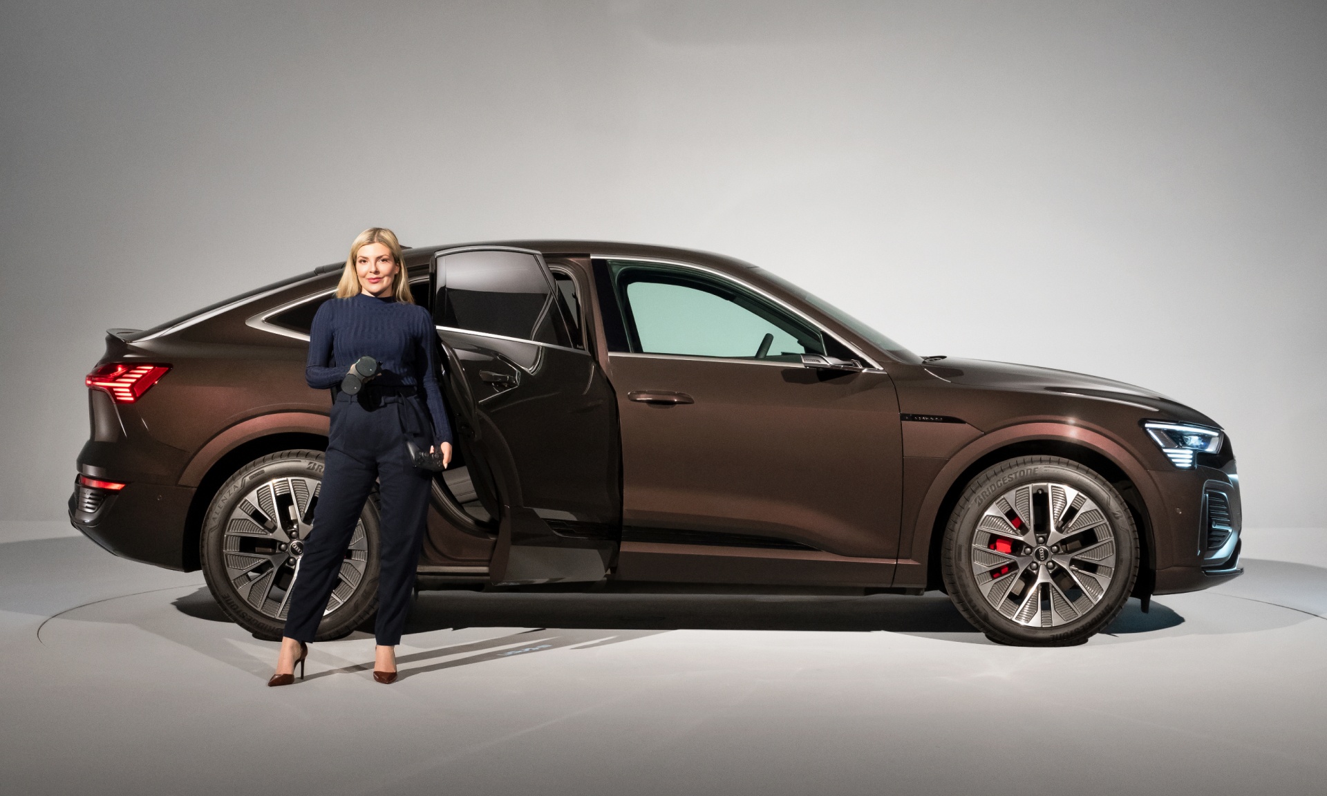 Ellada Kaufhold in front of the Audi Q8 Sportback e-tron.