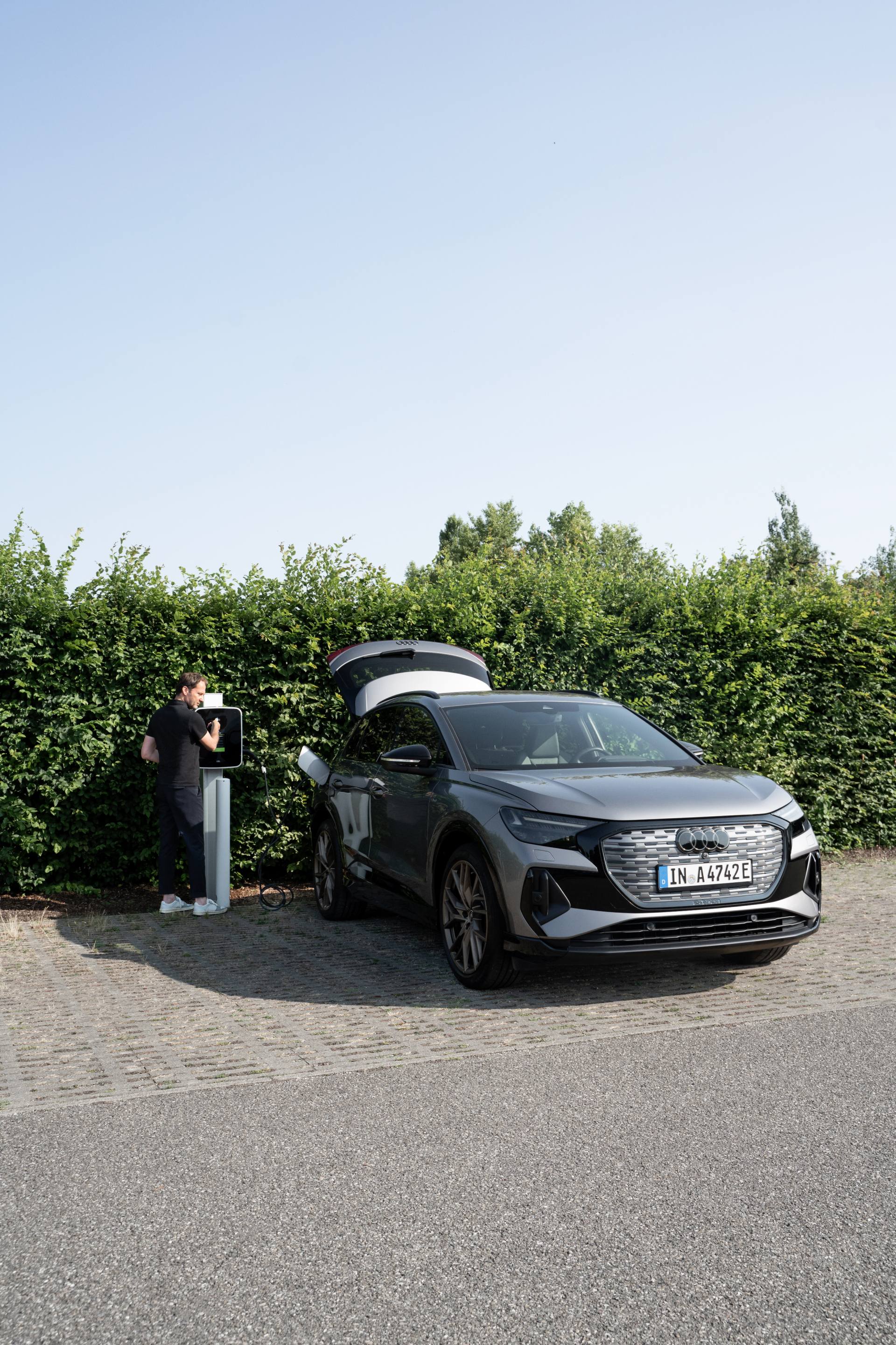 Mateo Kries charging the Audi Q4 e-tron.