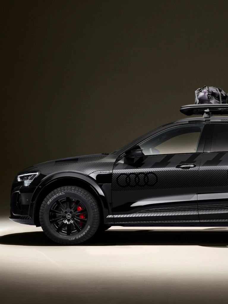 Side view of the Audi Q8 e-tron edition Dakar.