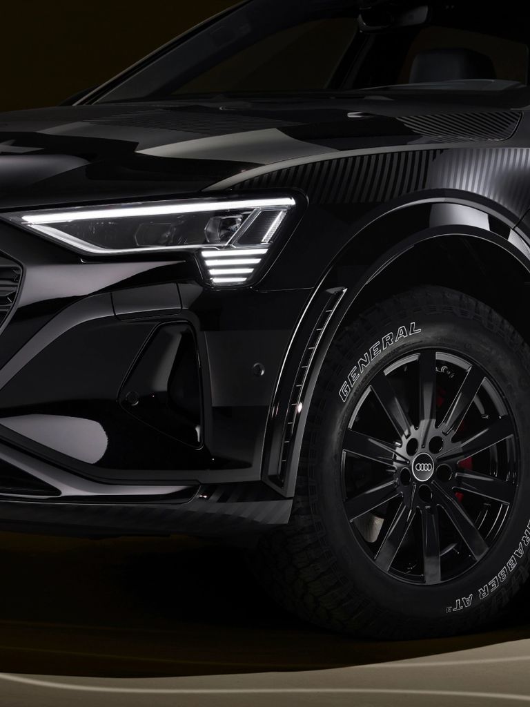 Lateral front view of the Audi Q8 e-tron edition Dakar.