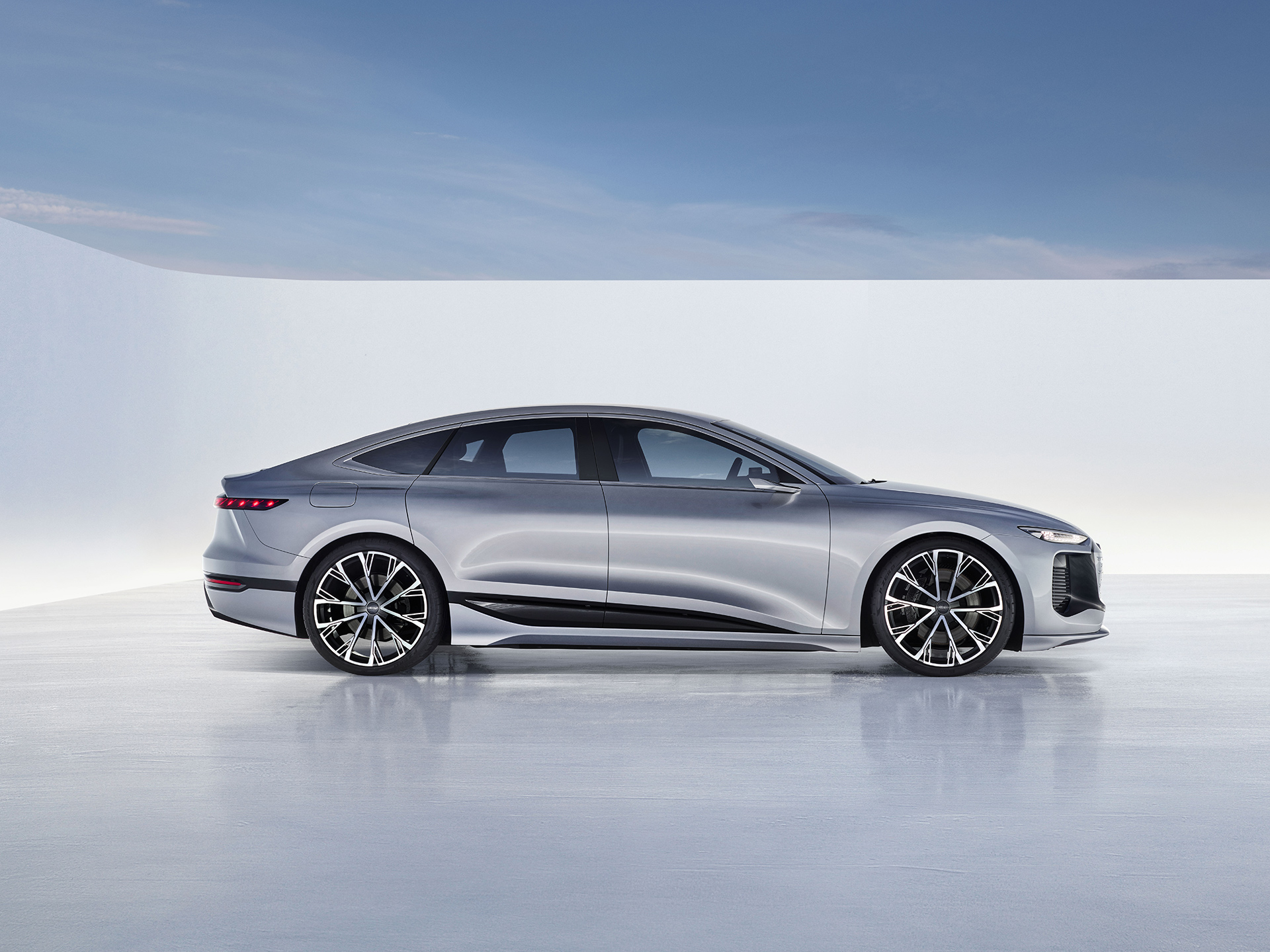 A side view of the Audi A6 e-tron concept{ft_concept-vehicle}. 