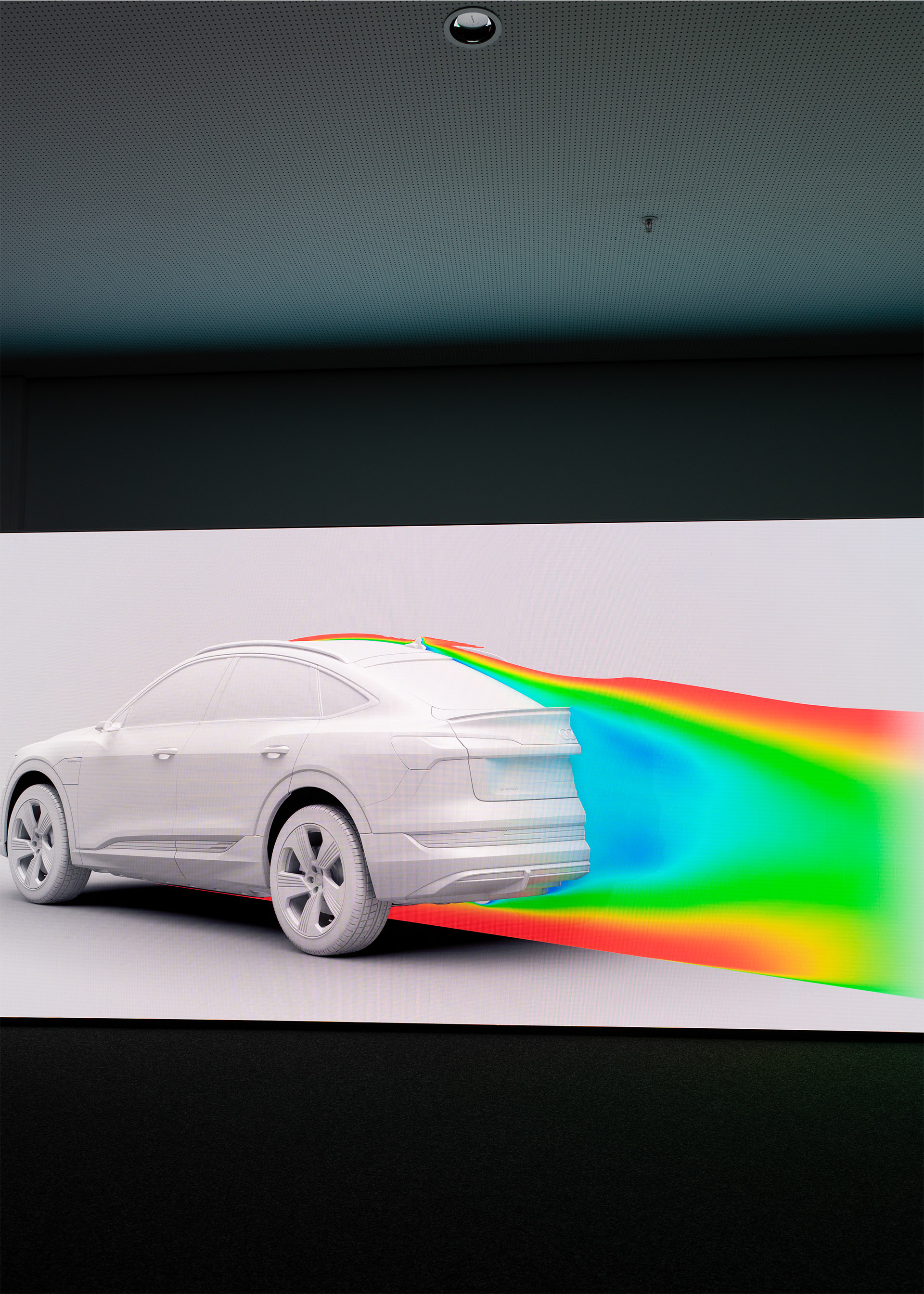 Colors mark the air currents at the rear of the vehicle.