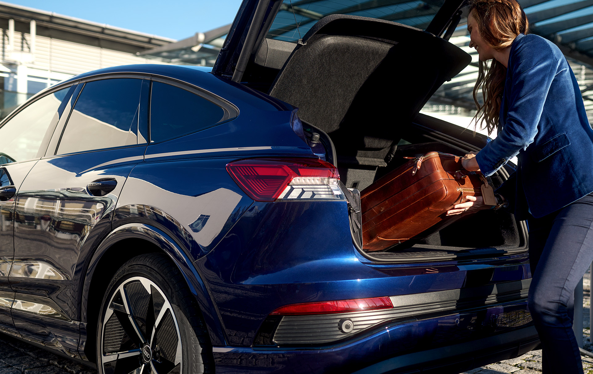 Sunnie Groeneveld loading her luggage into the boot.