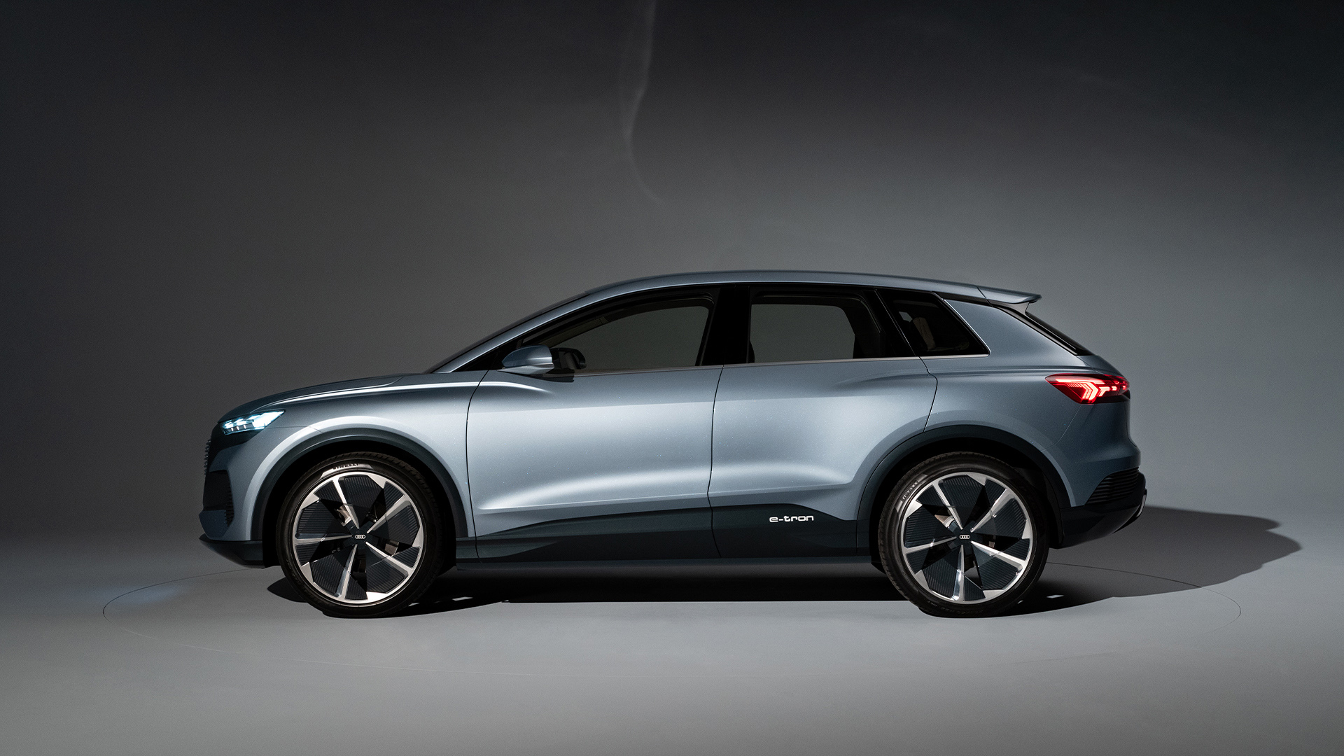 Side view of the Audi Q4 e-tron concept{ft_concept-vehicle}