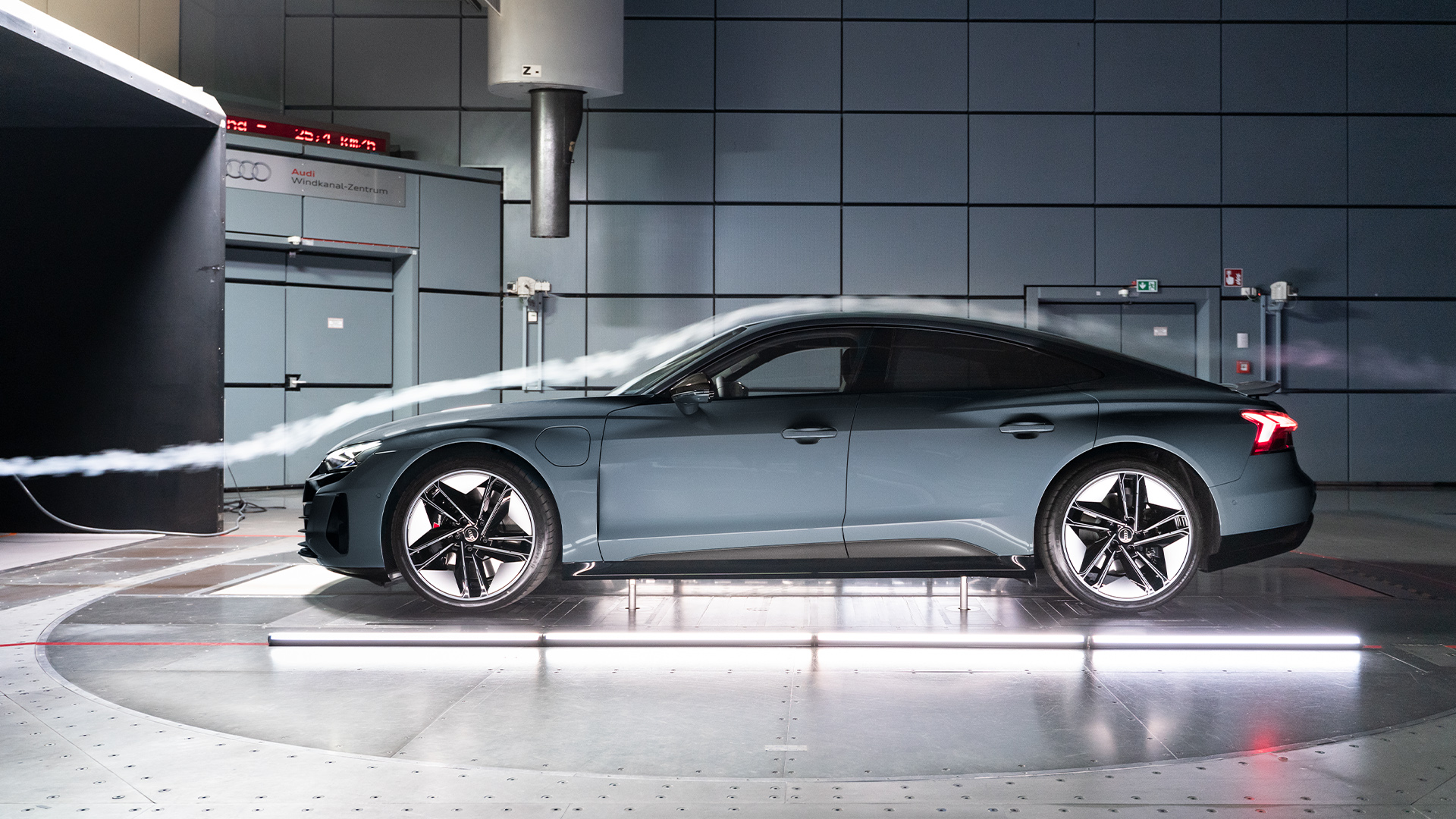 Side view of the Audi RS e-tron GT in the wind tunnel. 