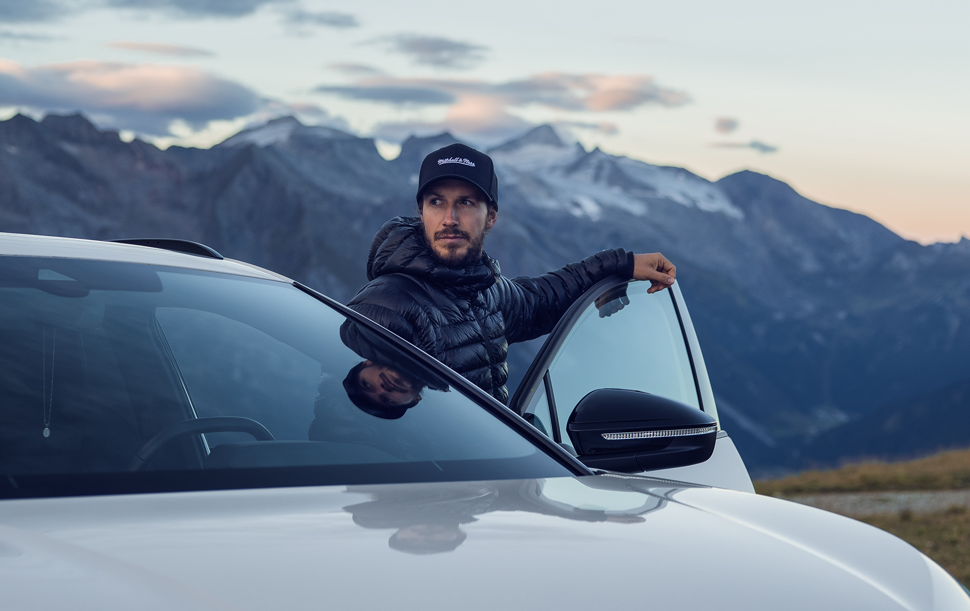 Tom Klocker stands at the open door of the Audi Q4 e-tron and looks into the distance.