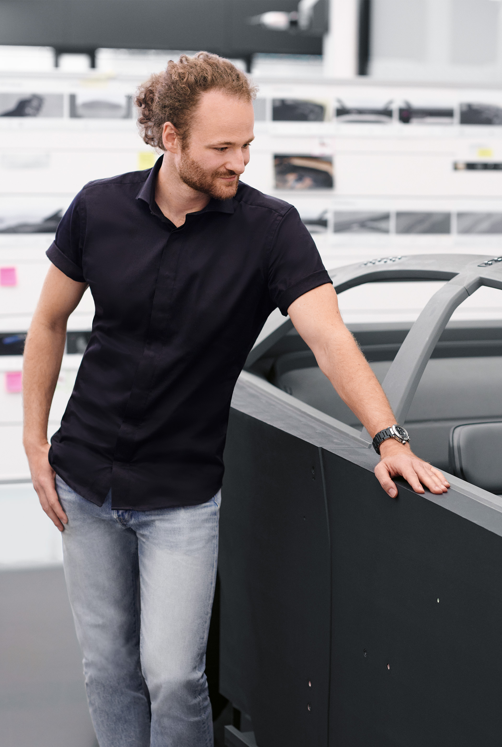 Designer Bartos Scharmach next to the model of the Audi grandsphere concept{ft_concept-vehicle}