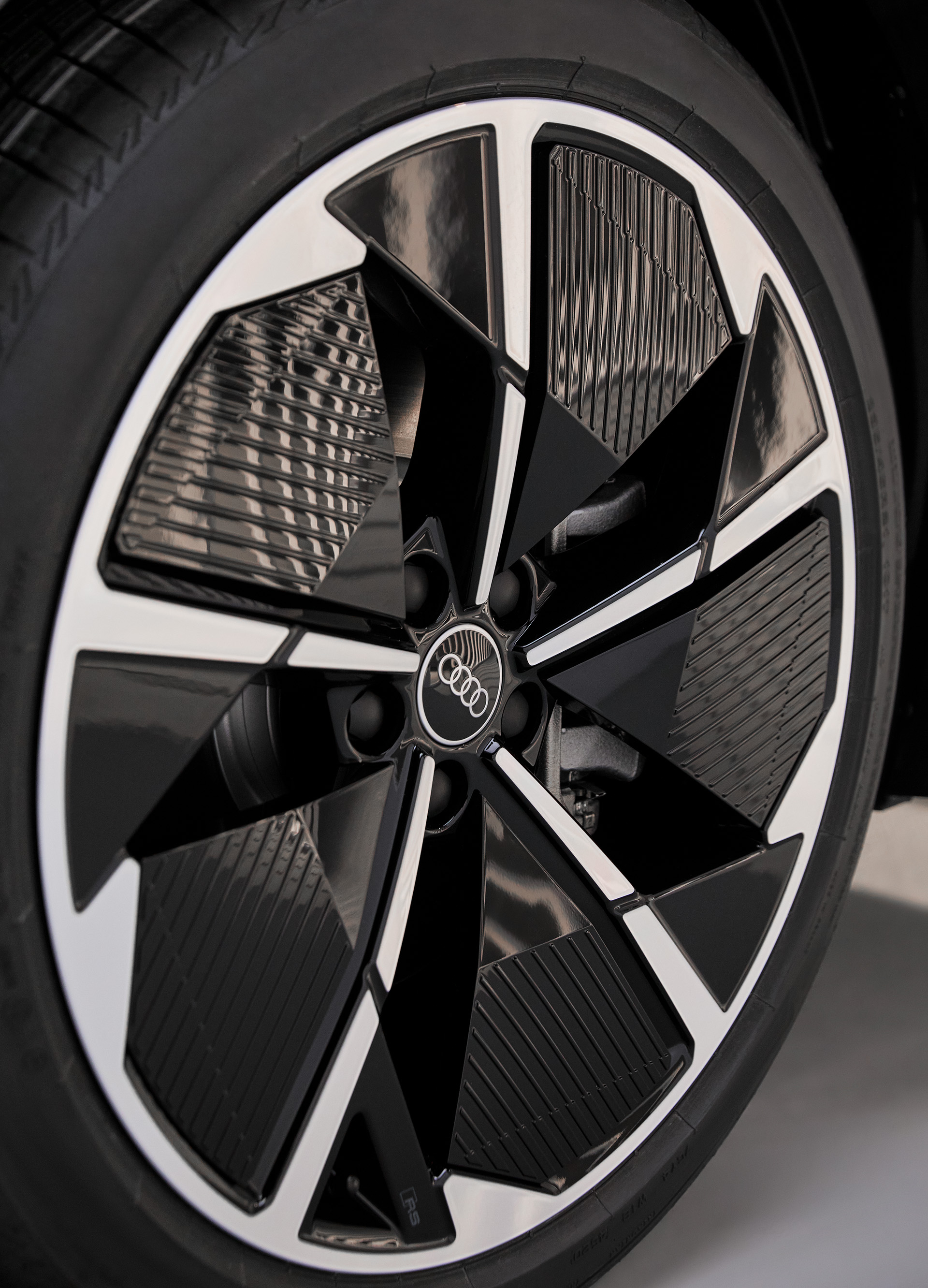 A black Audi Sport alloy wheel for the Audi Q4 e-tron. 