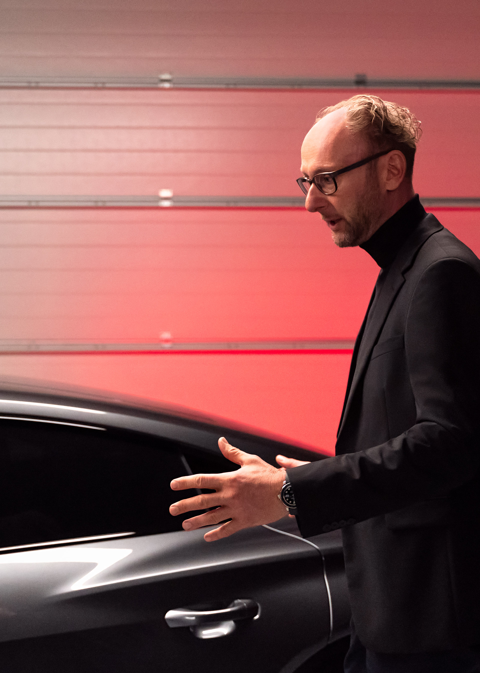 Marc Lichte next to the quattro muscle on the Audi RS e-tron GT{ft_rs-e-tron-gt}.