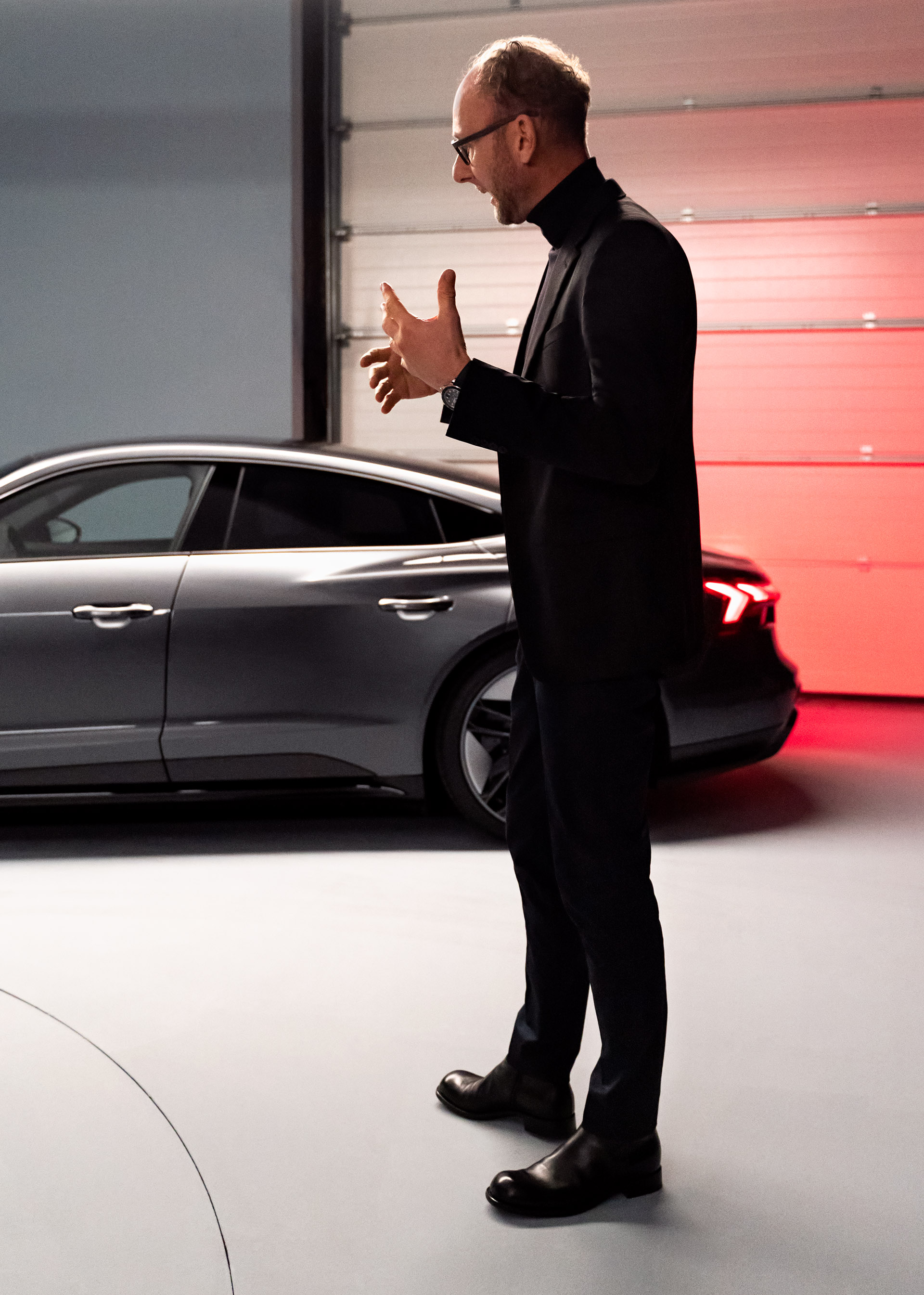 Marc Lichte gesticulates in front of the Audi RS e-tron GT.