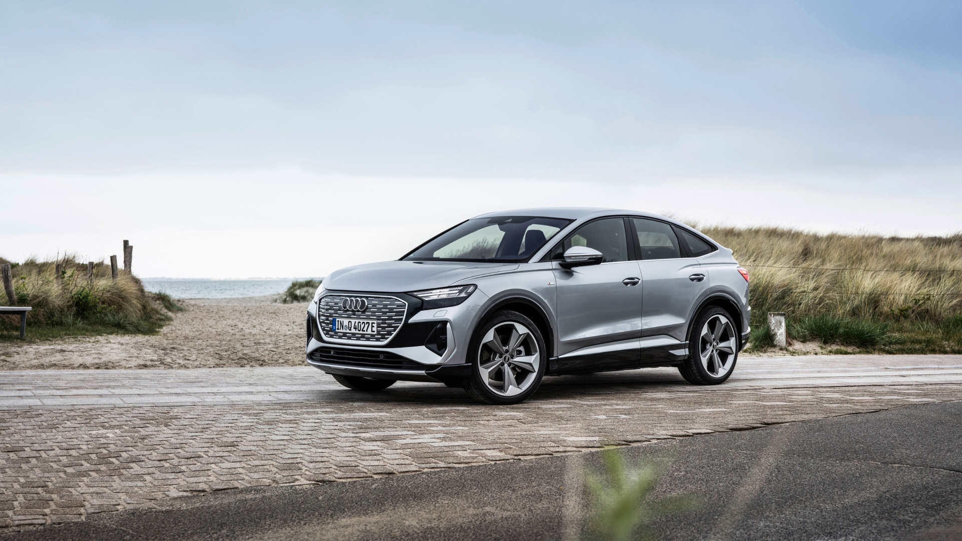 An Audi Q4 e-tron Sportback at the seaside. 